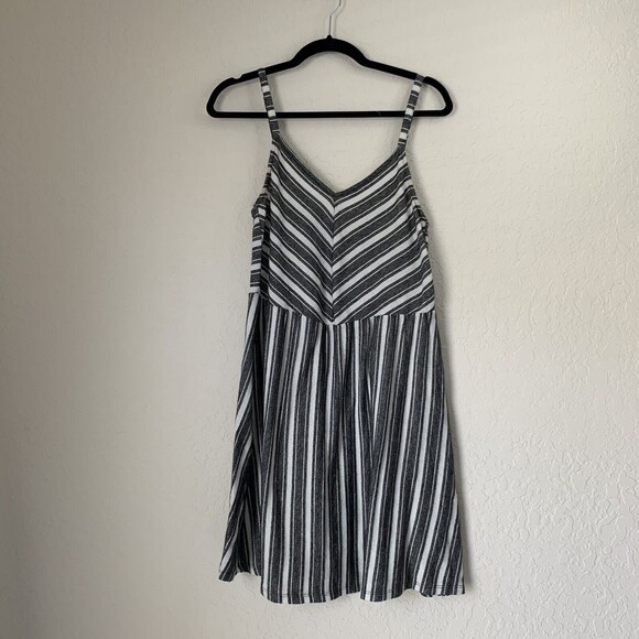 Universal Thread Mini Dress M Charcoal Stripe VNeck Preppy Neutral Minimalist - Picture 1 of 12